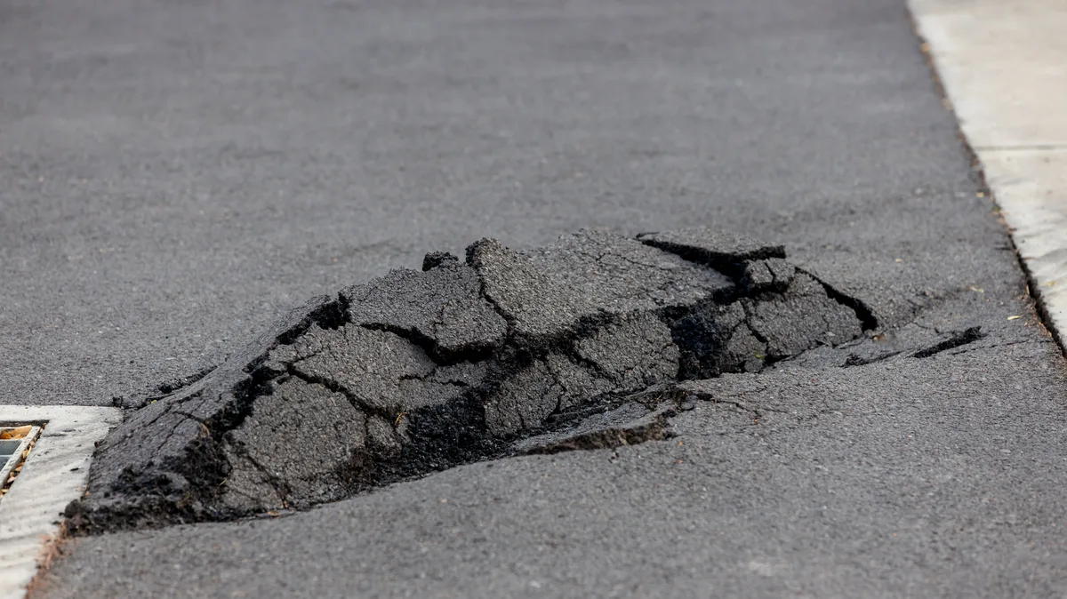 prasknutý asfalt na ceste vyžadujúci odbornú opravu